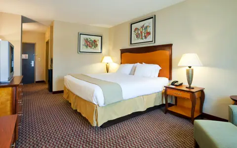 Holiday Inn Express & Suites Birmingham - Inverness 280, an IHG hotel
