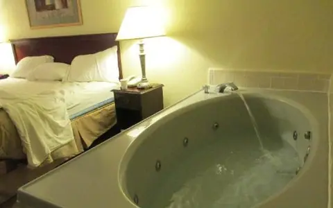Howard Johnson Hotel & Suites by Wyndham Tacoma