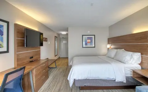 Holiday Inn Express & Suites Oshkosh-Sr 41, an IHG hotel