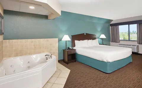 AmericInn By Wyndham Green Bay East