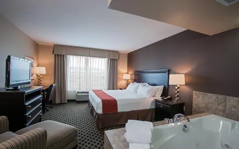 Holiday Inn Express & Suites Green Bay East, an IHG hotel