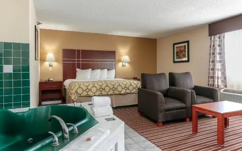 Days Inn by Wyndham Bowling Green