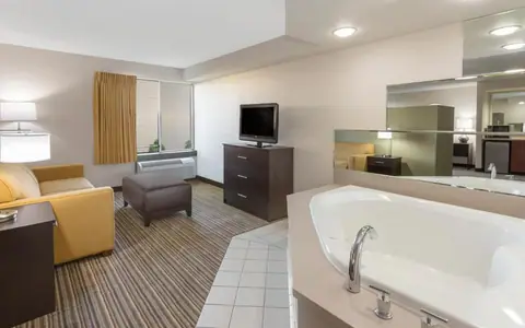 Super 8 by Wyndham Madison