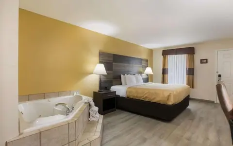 Quality Inn & Suites Near Lake Oconee