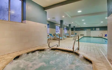 Holiday Inn Express & Suites Lincoln East - White Mountains, an IHG hotel