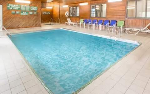 Days Inn & Suites by Wyndham Davenport East