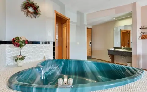 Casa Loma Inn & Suites