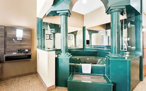 Comfort Suites near Robins Air Force Base