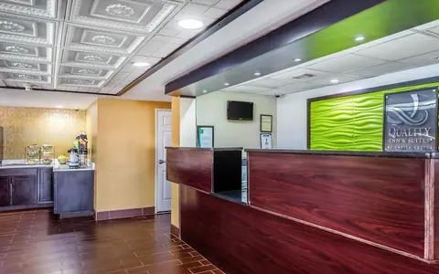 Quality Inn & Suites Near Robins Air Force Base