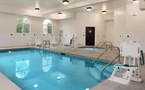 Country Inn & Suites by Radisson, Cedar Rapids Airport, IA
