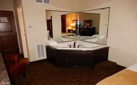 Heritage Hotel And Suites