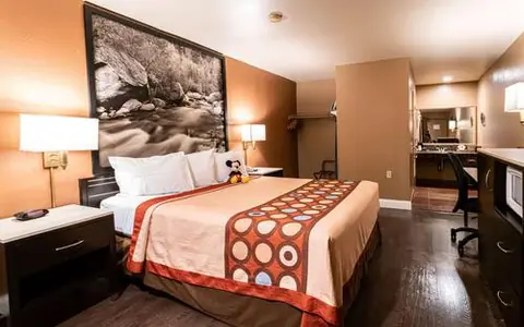 Super 8 By Wyndham Anaheim/Disneyland Drive