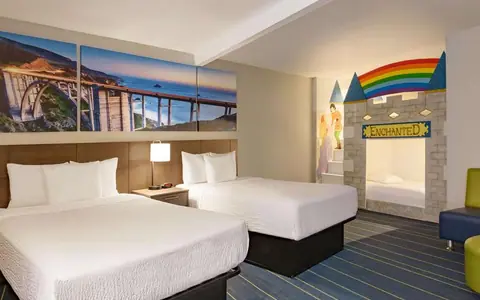Days Inn & Suites by Wyndham Anaheim at Disneyland Park