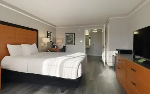 Howard Johnson by Wyndham Sacramento Downtown