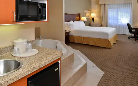 Holiday Inn Express & Suites Lincoln-Roseville Area, an IHG hotel