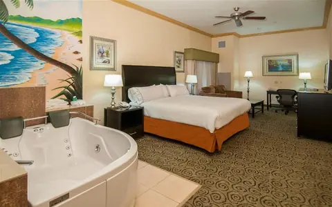 Holiday Inn Express & Suites Bakersfield Central, an IHG hotel