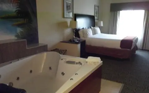 Holiday Inn & Suites Bakersfield, an IHG hotel