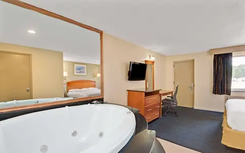 Super 8 by Wyndham Milford/New Haven